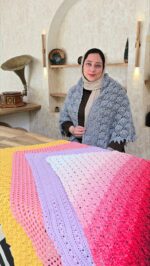 مینا محمدیان با اشارپ طوسی قلاب بافی از مجموعه آغوش آکادمینا