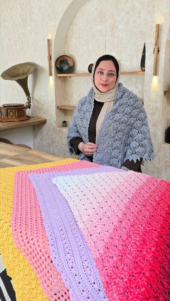 مینا محمدیان با اشارپ طوسی قلاب بافی از مجموعه آغوش آکادمینا