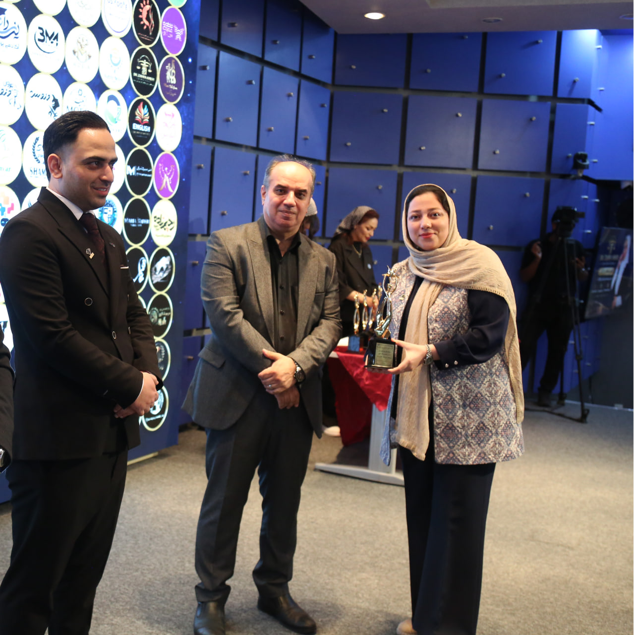 مینا محمدیان در حال نمایش تندیس دریافتی در مراسم تقدیر از کارآفرینان ستاره ساز ایران در تهرانمینا محمدیان در حال نمایش تندیس دریافتی در مراسم تقدیر از کارآفرینان ستاره ساز ایران در تهران - مینا محمدیان بانوی کارآفرین برتر سال ۱۴۰۵ شد