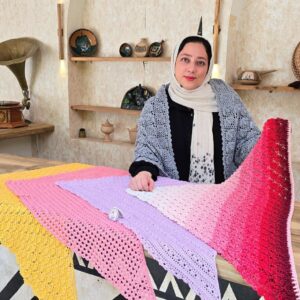 مینا محمدیان در کنار اشارپ های دستباف پکیج آغوش آکادمینا